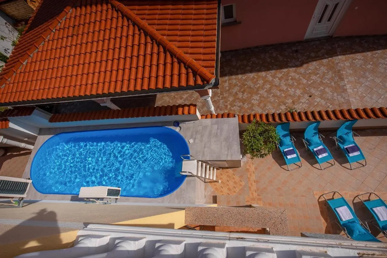 Apartment In Dramalj 5715